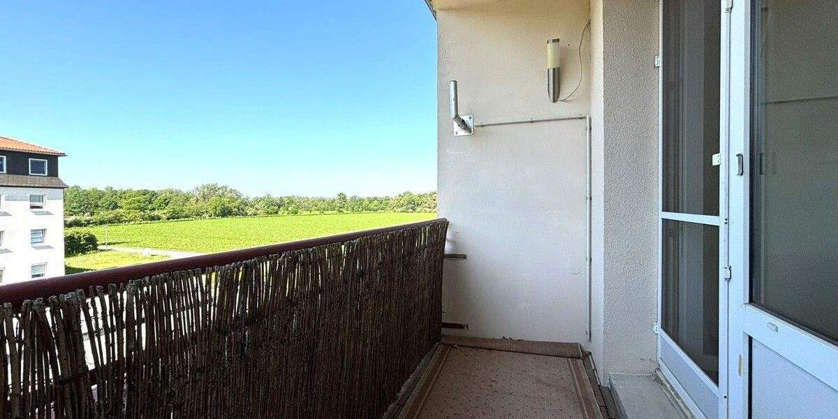 Familienfreundliche Eigentumswohnung mit Einbauküche, 2x Balkonen und 2x Garagen in Löberitz 5 zimmer