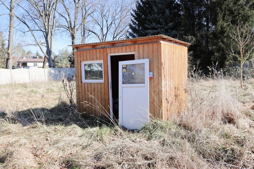 Großer Garten - voll umzäunt - Strom liegt an zimmer