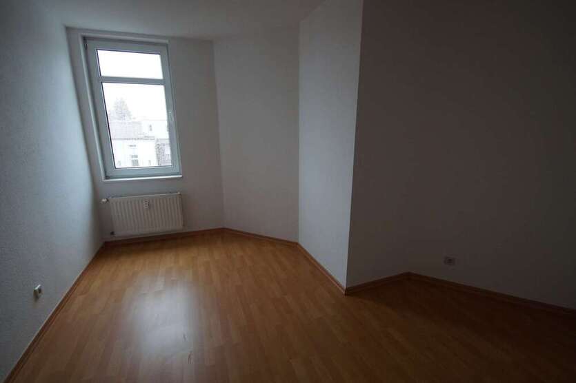 geeignet für 2er-WG - 2,5-Zi-DG-Whg - Laminat, Badewanne