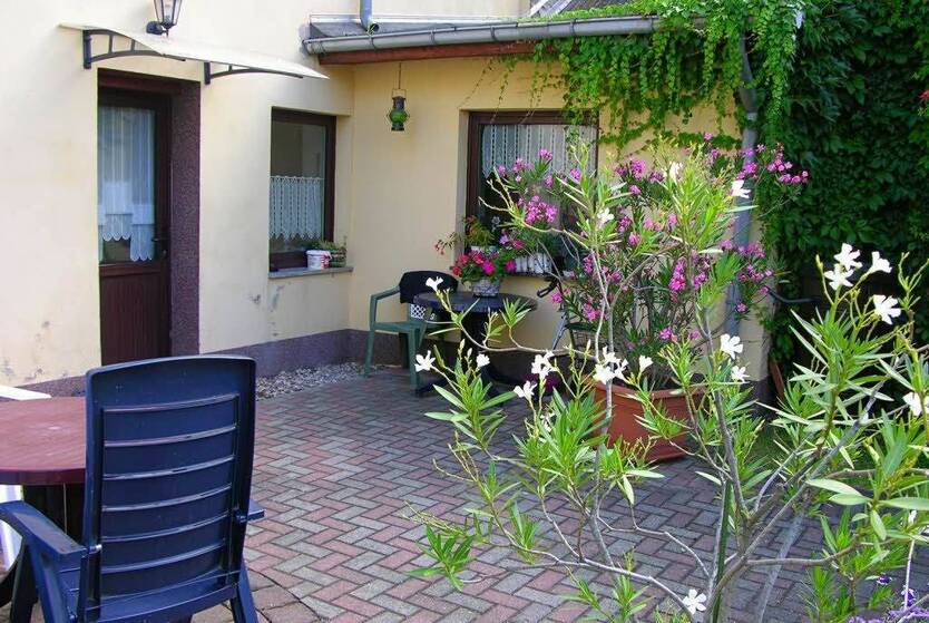 Nördlicher Saalekreis: Idyllisches Wohnen mit Platz für 2 Familien, Nebengelass & Pool 1 zimmer