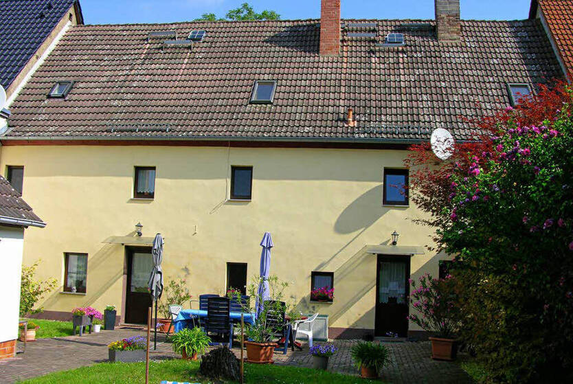 Wettin-Löbejün: 2 Reihenhäuser auf großem Grundstück, überdachter Pool und Nebengelass