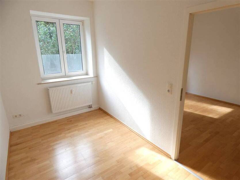 Schöne 2-Zi.-Wohnung mit Balkon, Bad mit Fenster im Grünen