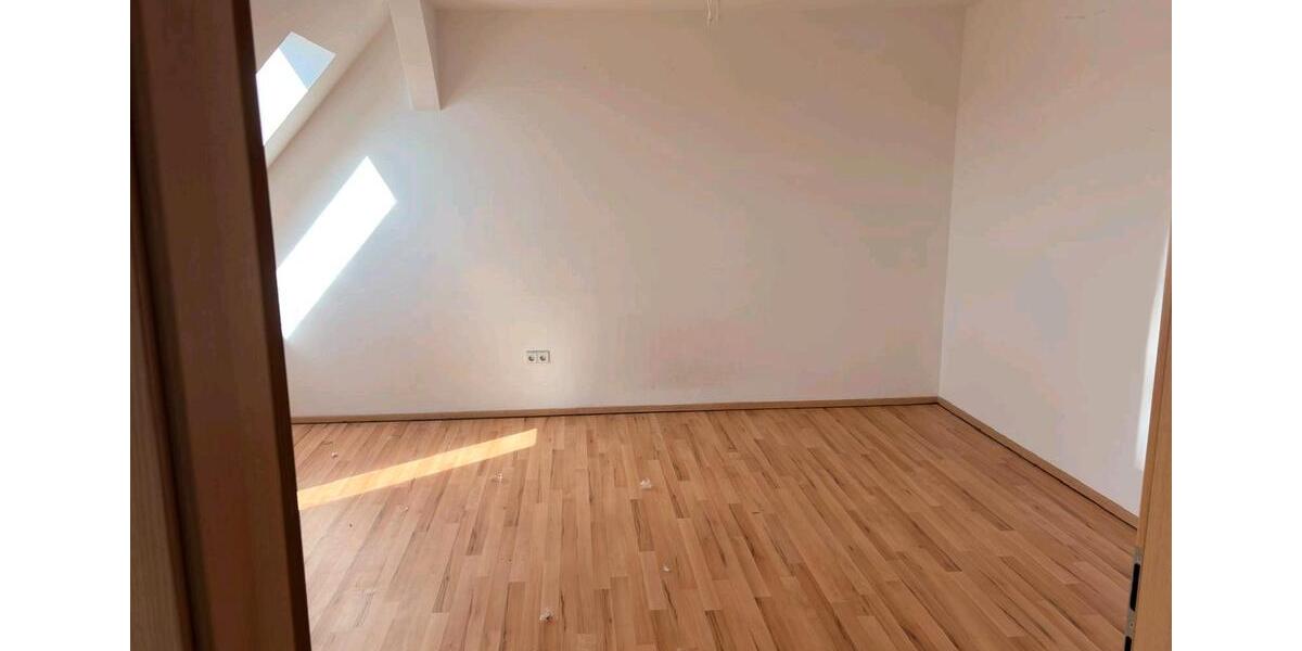 Dachgeschoßwohnung Halle (Saale) Damaschkestraße - 3 Zimmer, 90 m&sup2;, 750&euro; | Angebot:27627497