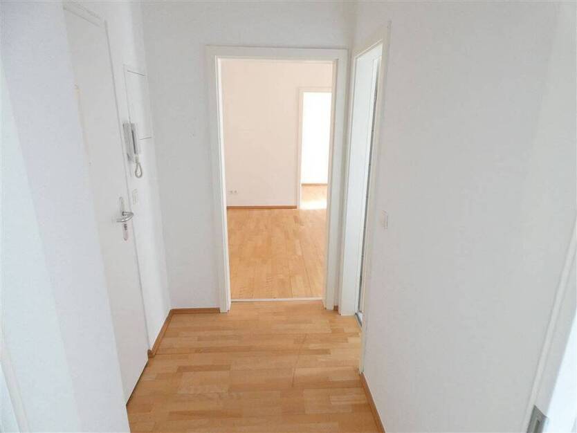 Schöne 2-Zi.-Wohnung mit Balkon, Bad mit Fenster im Grünen