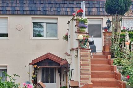 Bungalow, mit ausgebautem Untergeschoss, Garage, Carport und 2 Terrassen, in Kötzschen. 5 zimmer