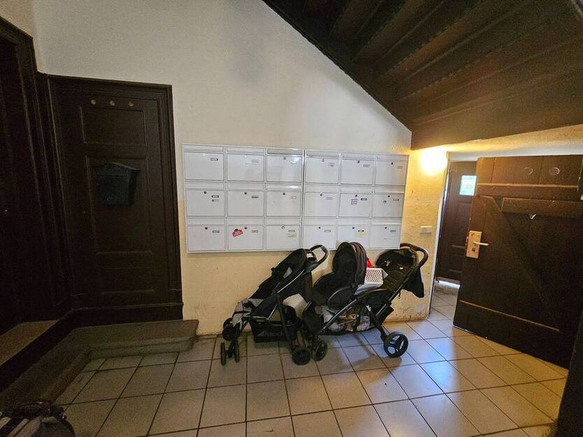 Gewerbefläche im san. Altbau mit EBK, gr. Schaufensterfront, Außenjalousien, WC, Keller