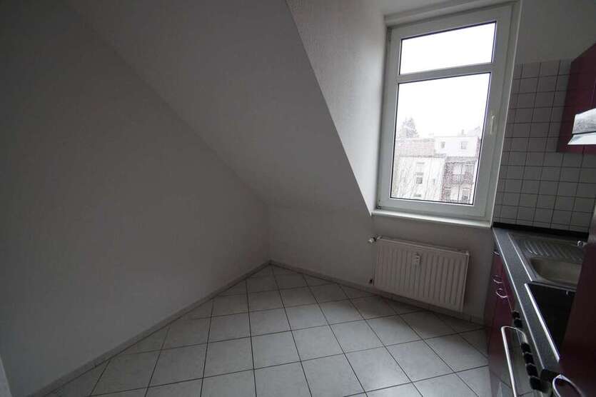 geeignet für 2er-WG - 2,5-Zi-DG-Whg - Laminat, Badewanne