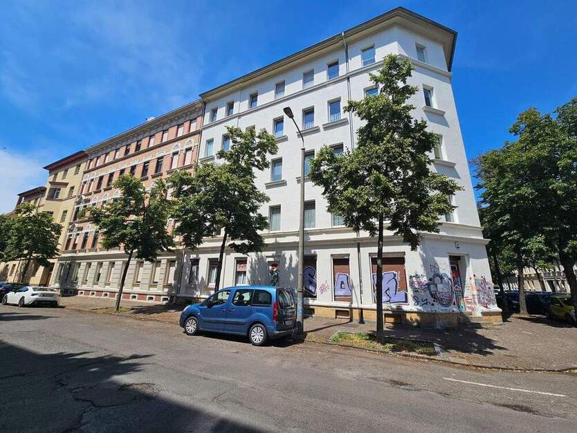 Gewerbefläche im san. Altbau mit EBK, gr. Schaufensterfront, Außenjalousien, WC, Keller