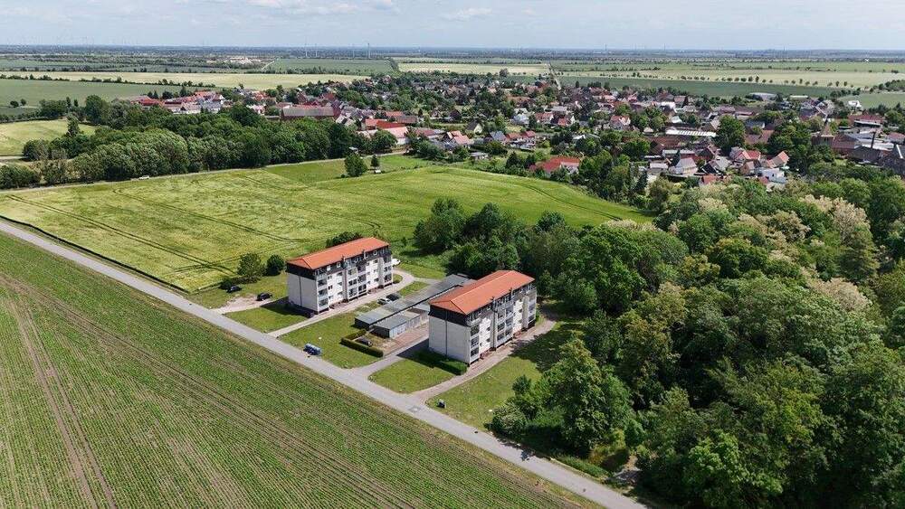 Familienfreundliche Eigentumswohnung mit Einbauküche, 2x Balkonen und 2x Garagen in Löberitz 5 zimmer