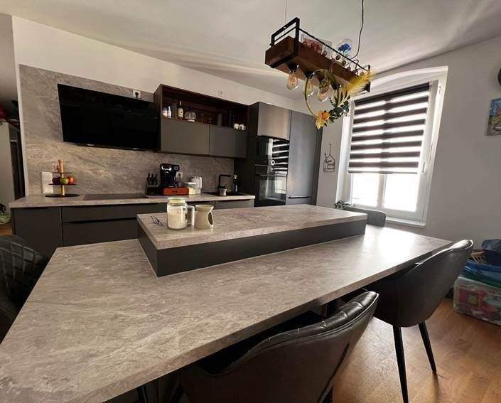 Luxuriöse 3-Zimmer-Wohnung mit Aufzug, Fußbodenheizung, Einbauküche, 2 Bädern & Wohnküche mit Balkon!