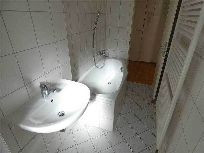 Schöne 2-Zi.-Wohnung mit Balkon, Bad mit Fenster im Grünen