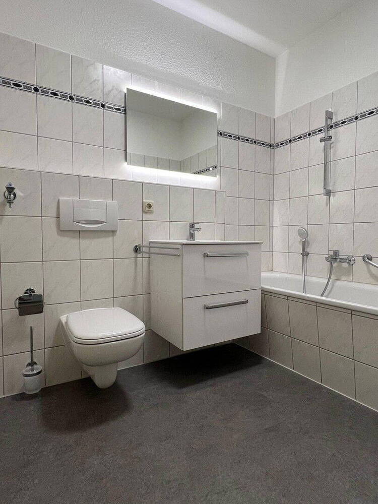 Reserviert: Erstbezug nach umfangreicher Modern. - Schicke 2R-Wohnung in ruhiger und grüner Lage