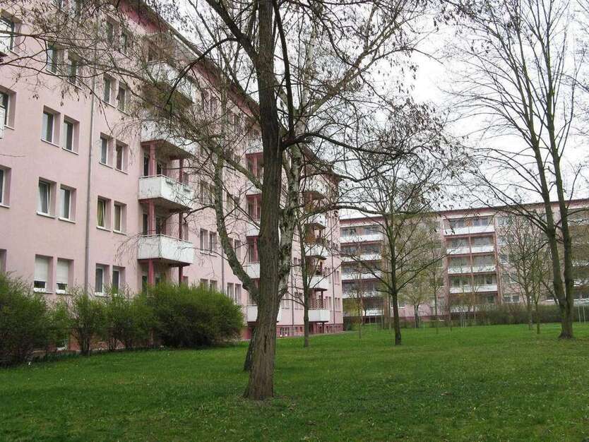 Wohnung zum Mieten in Halle 160,44 € 24.31 m²