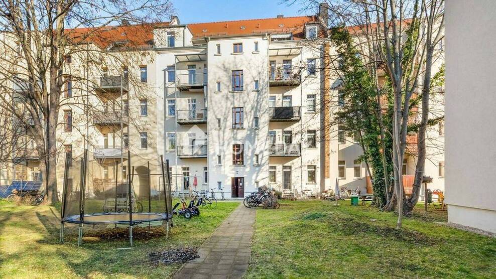 Gemütliche 2-Zimmer-Wohnung mit eigener Terrasse und Abstellkammer im sanierten Denkmalhaus