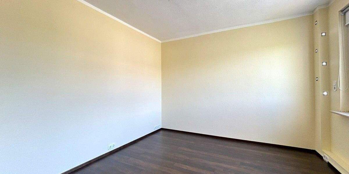 Familienfreundliche Eigentumswohnung mit Einbauküche, 2x Balkonen und 2x Garagen in Löberitz 5 zimmer