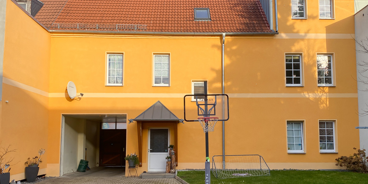 GEPFLEGTES MEHRFAMILIENHAUS MIT 3 WOHNUNGEN (VERMIETET) mit 4,99 % RENDITE - Mehrfamilienhaus, Wohnhaus Delitzsch | Angebot:26716096