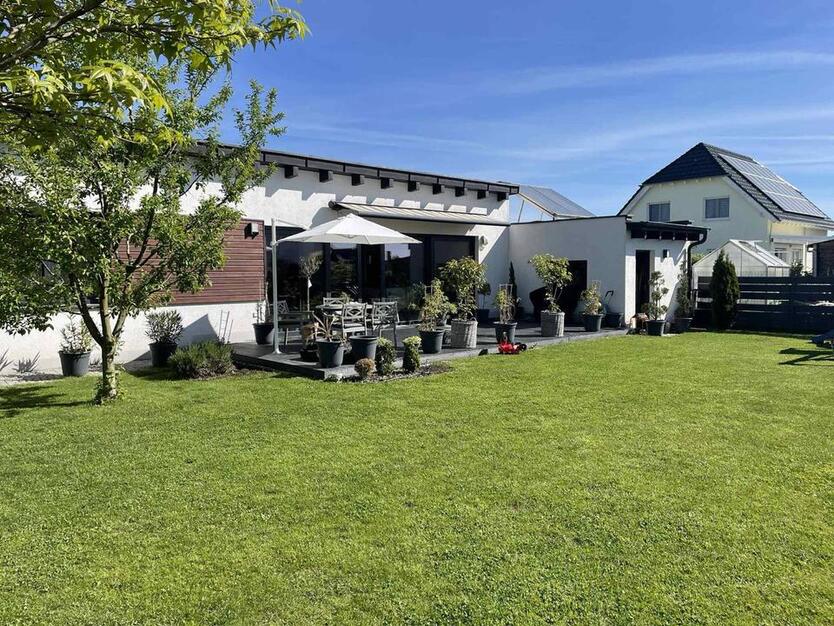 Neuwertiges Einfamilienhaus mit Solaranlage ohne Provision