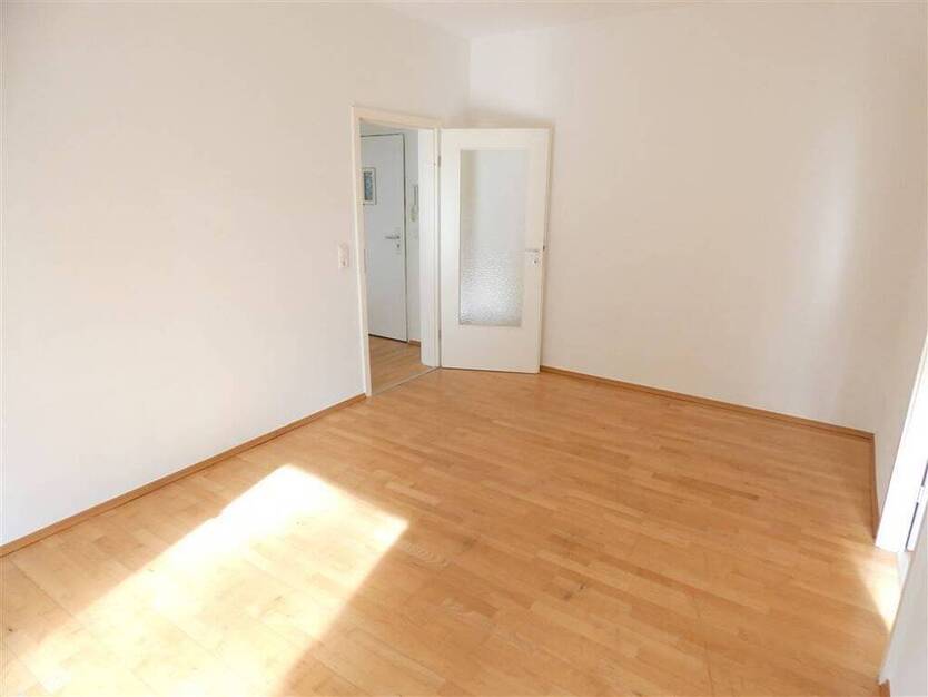 Schöne 2-Zi.-Wohnung mit Balkon, Bad mit Fenster im Grünen