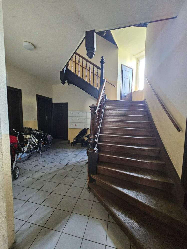 Gewerbefläche im san. Altbau mit EBK, gr. Schaufensterfront, Außenjalousien, WC, Keller