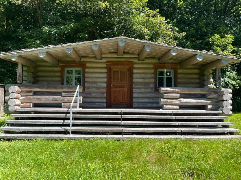 +Geräumiges Blockhaus abzugeben +