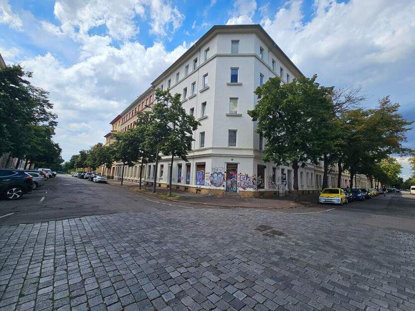 Gewerbefläche im san. Altbau mit EBK, gr. Schaufensterfront, Außenjalousien, WC, Keller