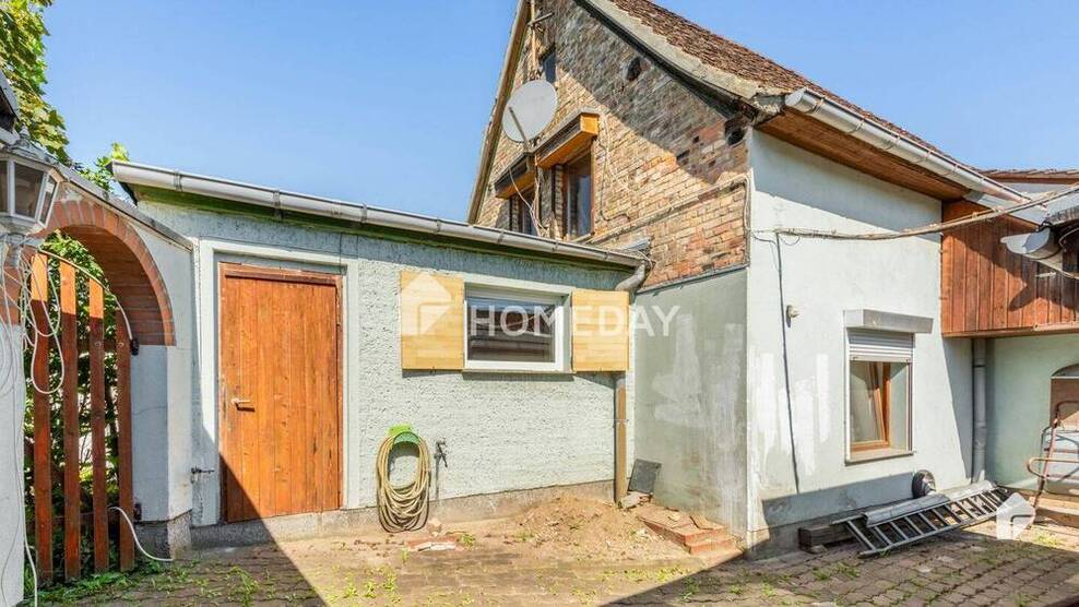 Gepflegte Doppelhaushälfte mit Innenhof, Nebengebäude und kleinem Gartenbereich