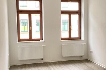 Frisch renoviert und bezugsfertig - 2 Zimmer, Küche, Bad!