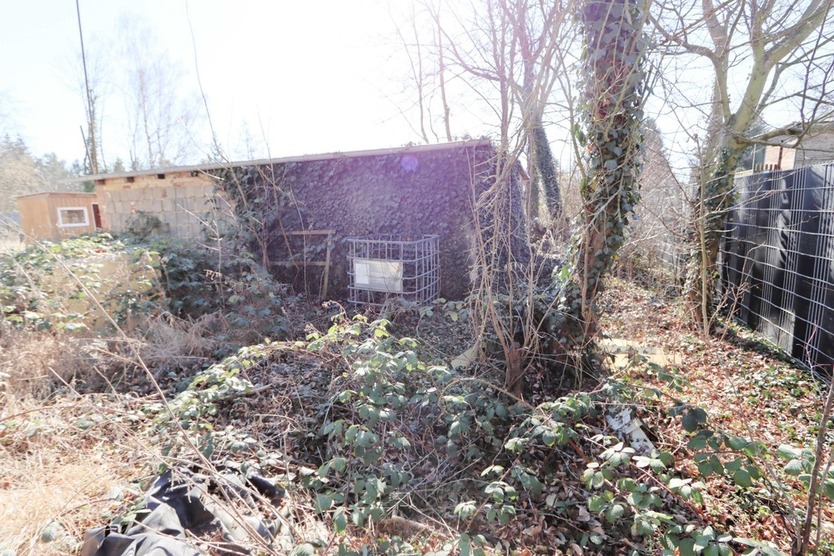 Großer Garten - voll umzäunt - Strom liegt an zimmer