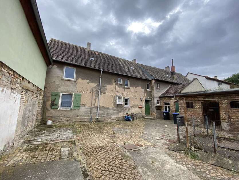 Haus zum Kaufen in Salzatal 45.000 € 275 m²