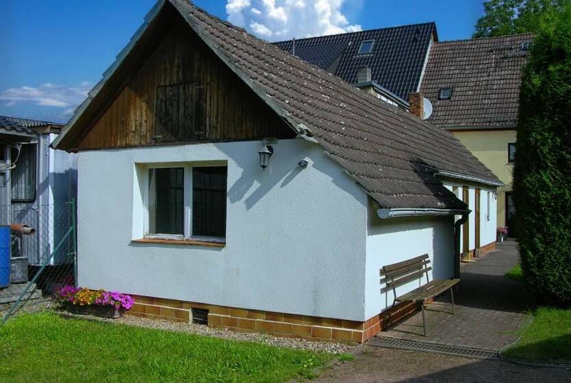 Nördlicher Saalekreis: Idyllisches Wohnen mit Platz für 2 Familien, Nebengelass & Pool 1 zimmer