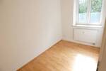 Schöne 2-Zi.-Wohnung mit Balkon, Bad mit Fenster im Grünen