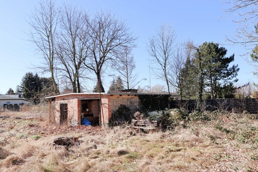 Großer Garten - voll umzäunt - Strom liegt an zimmer