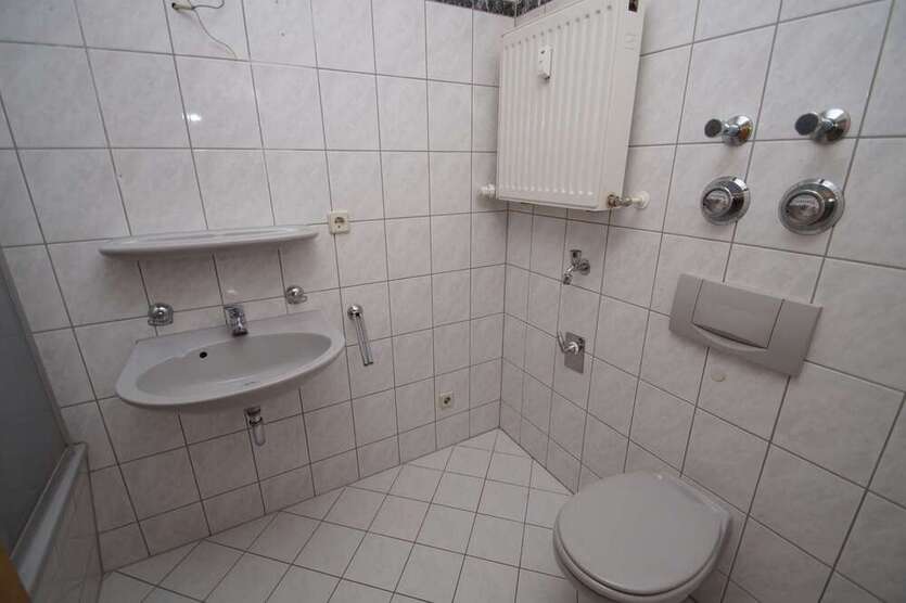 geeignet für 2er-WG - 2,5-Zi-DG-Whg - Laminat, Badewanne