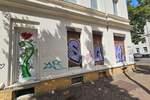 Gewerbefläche im san. Altbau mit EBK, gr. Schaufensterfront, Außenjalousien, WC, Keller