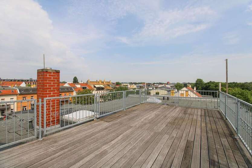 Penthouse am Clara-Zetkin-Park mit Dachterrasse, Stellplatz und Lift, befristete Vermietung