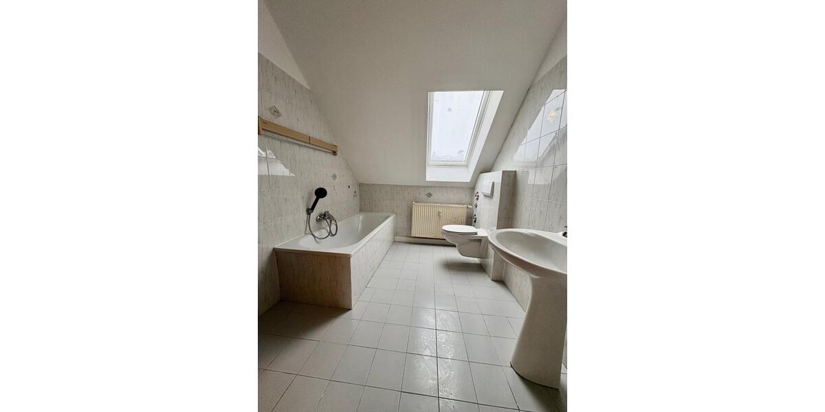 Dachgeschoßwohnung Halle (Saale) Damaschkestraße - 4 Zimmer, 75 m&sup2;, 595&euro; | Angebot:25648287