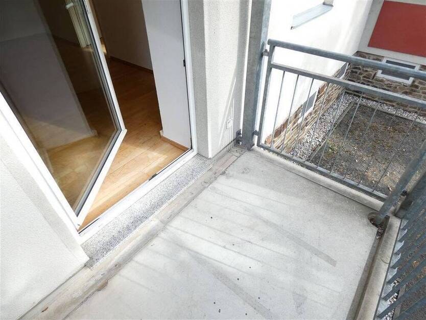 Schöne 2-Zi.-Wohnung mit Balkon, Bad mit Fenster im Grünen