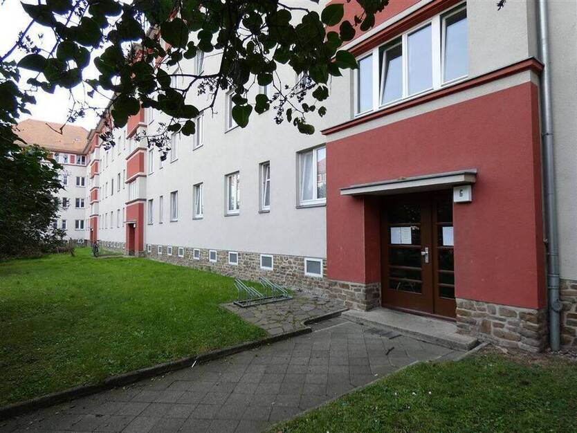 Schöne 2-Zi.-Wohnung mit Balkon, Bad mit Fenster im Grünen
