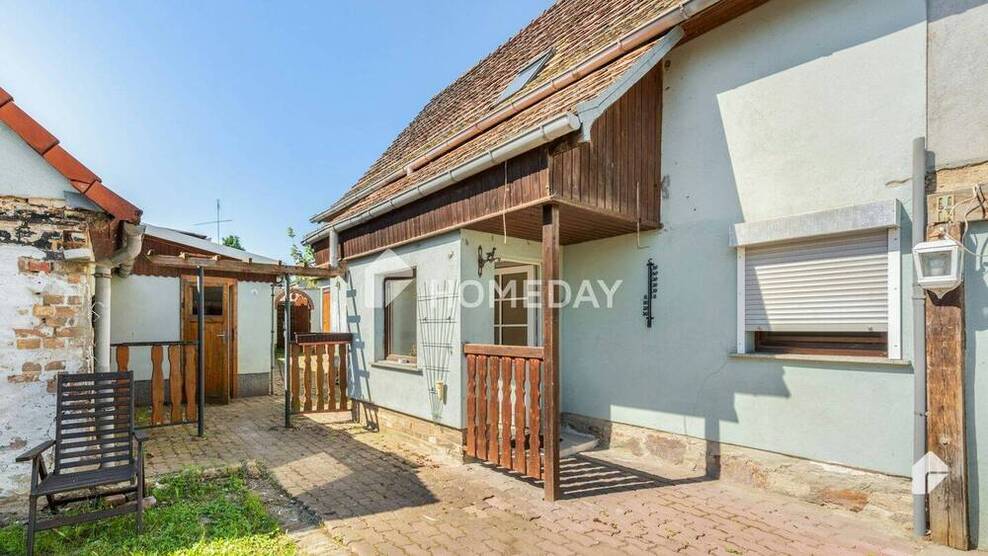 Gepflegte Doppelhaushälfte mit Innenhof, Nebengebäude und kleinem Gartenbereich