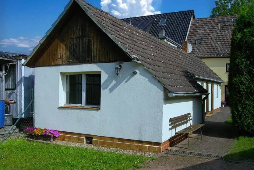 Wettin-Löbejün: 2 Reihenhäuser auf großem Grundstück, überdachter Pool und Nebengelass