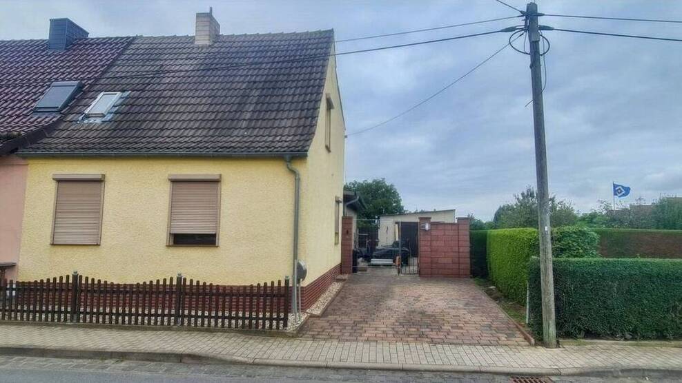 Charmante Doppelhaushälfte mit großem Grundstück in Stedten (Seegebiet Mansfelder Land)
