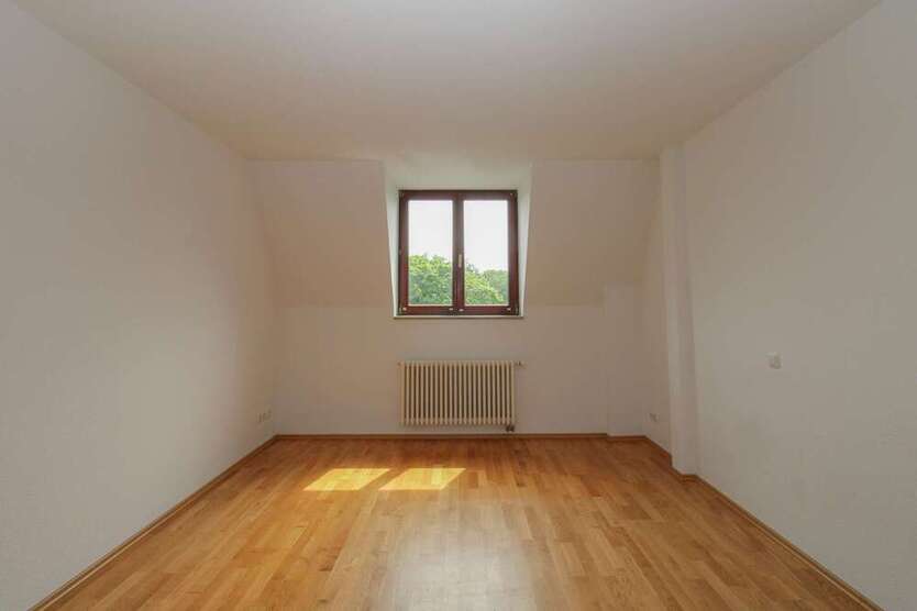 Penthouse am Clara-Zetkin-Park mit Dachterrasse, Stellplatz und Lift, befristete Vermietung