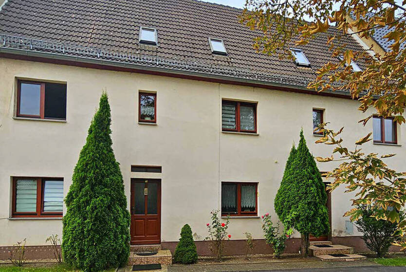 Wettin-Löbejün: 2 Reihenhäuser auf großem Grundstück, überdachter Pool und Nebengelass
