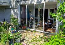 ERDGESCHOSS MIT WINTERGARTEN UND GARTEN