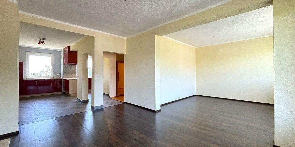 Familienfreundliche Eigentumswohnung mit Einbauküche, 2x Balkonen und 2x Garagen in Löberitz 5 zimmer