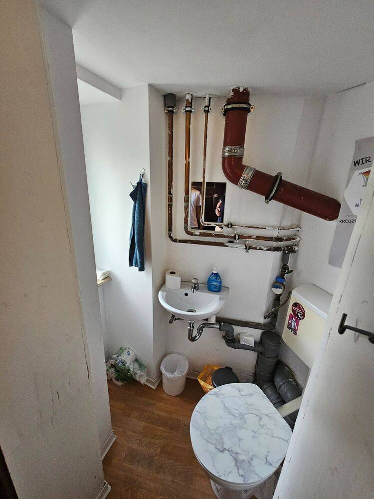 Gewerbefläche im san. Altbau mit EBK, gr. Schaufensterfront, Außenjalousien, WC, Keller