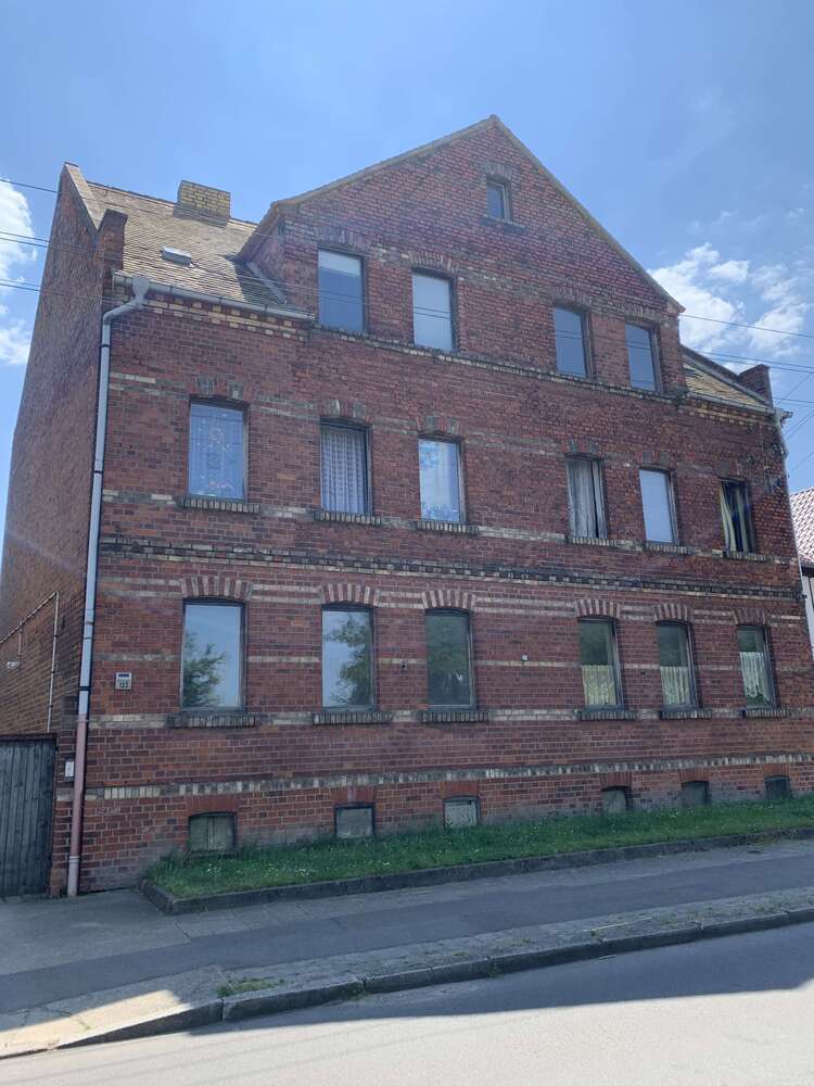 Haus zum Kaufen in Schkeuditz 165.000 € 250 m²