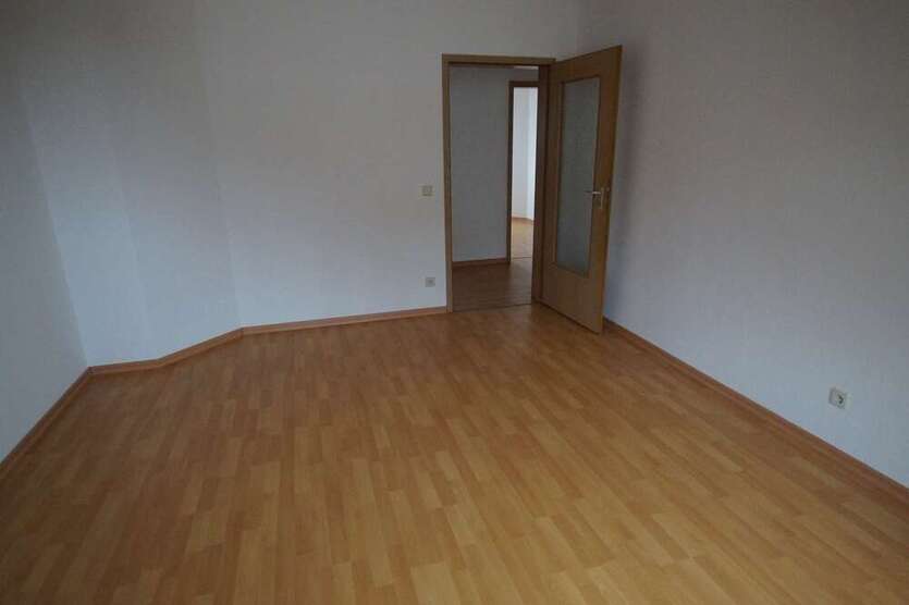 geeignet für 2er-WG - 2,5-Zi-DG-Whg - Laminat, Badewanne