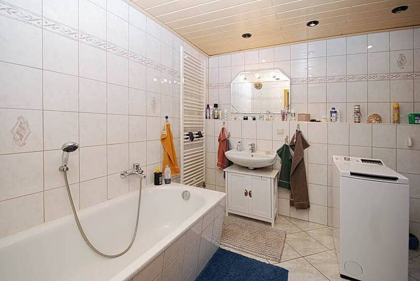 Wettin-Löbejün: 2 Reihenhäuser auf großem Grundstück, überdachter Pool und Nebengelass