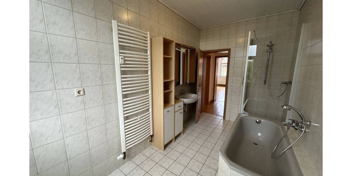Etagenwohnung Lützen - 4 Zimmer, 120 m&sup2;, 900&euro; | Angebot:26797660